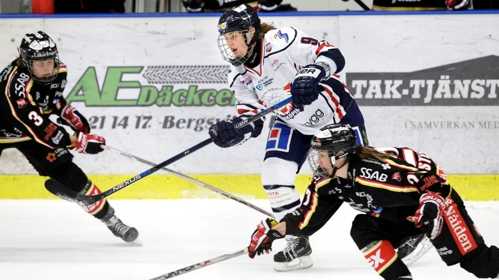 STRAFFADE. Jennifer Wakefield, tidigare MSSK/Piteå, var med och sänkte Sverige när Kanada vann med 9-0.