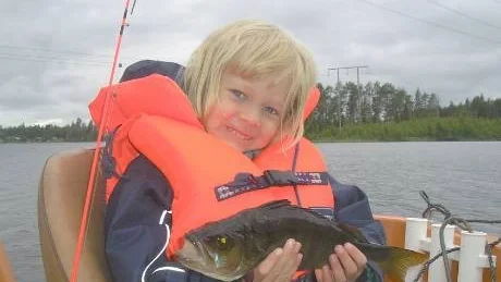 FINA FISKEN. Mete med mask gillas av fyraåriga Agnes  Denoch från Strömsund. Hon var ute och fiskade från båt på Strömsundsträsket förra veckan. Hon kämpade upp den här fisken på egen hand och fick med nöd och näppe upp den i båten. Abborren vägde 506 gram och den var 37 centimeter. Kanske blir det abborre till middag när hon fyller fem år på lördag ...
