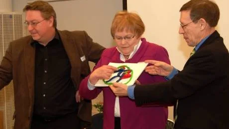 KRIS I LERA. Från vänster Staffan Åsén, länsstyrelsen, Ulla Burman, företagare och Lennart Elfgren, LTU, fick tre minuter på sig att med hjälp av lera forma något som symboliserar deras syn på en samhällelig kris.