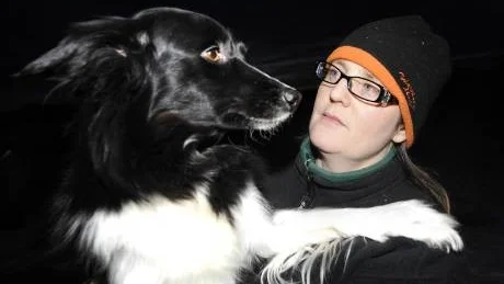 JENNA RÄDDNINGEN. Bordercollien Jenna öppnade dörren och tog sig ut och skällde tills matte, gårdens djurskötare Lisette Malm, Boden, vaknade och undrade vad som var å färde. "Hon vägrade komma in. Medan jag funderade på att klä på mig och gå ut och hämta in henne såg jag att det lyste så konstigt orange från ladugården ..." berättar Lisette Malm som på fredagskvällen var ledsen men trött och samtidigt glad över sin "olydiga"hund som räddade 160 kor från att brännas inne.