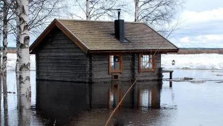 "Det är ingen fara med lite väta, den där bastun är gjord av riktigt kärnvirke. Det blir fredagsbastu", säger Bucht och skrattar.