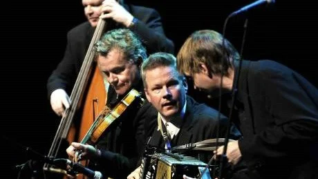 MENTAL VÄRME. En nästan fullsatt stor sal i Kulturens hus fick en helkväll med humor och stor musik med J.P. Nyströms och Emma Härdelin.