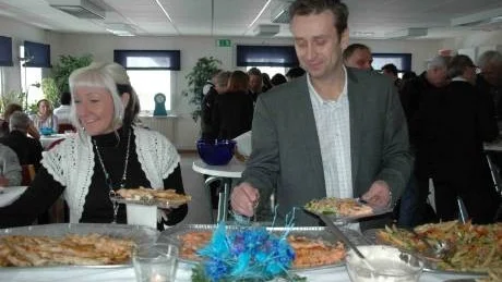 MINGEL. Säljchefen Ann-Helen Björnfot och försäljningschefen Johan Brolin minglade. "Den här utmärkelsen är inte bara bra för oss, utan för hela branschen som har fått en dålig stämpel på sig", säger Brolin.
