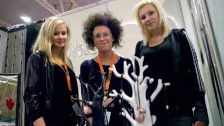 SMYCKEN. Rebecca Wikström, Elin Bergström och My Gabrielsson-Cederlund, alla från Piteå, säljer egentillverkade smycken.