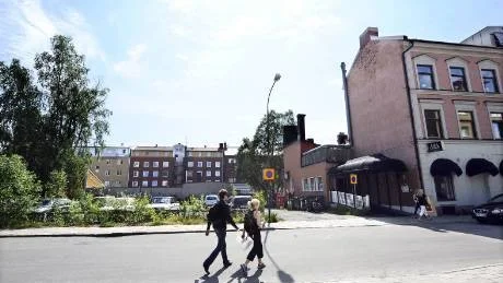 BRÄNDA TOMTEN. Snart bebyggs Brända tomten igen. I dag en grusparkering, nästa år två bostadshus med totalt 30 nya lägenheter. Foto: Roland S Lundström