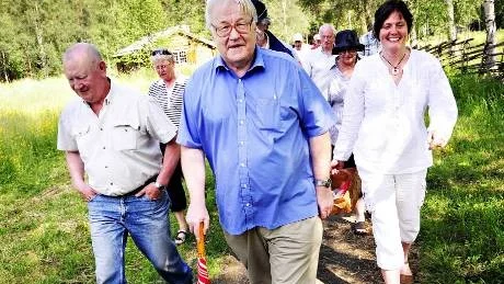 PÅ GAMMALGREKiSKT MANÉR. Författaren Kjell Lundholm guidar intresserade besökare i Gammelstad. En av de platser i Norrbotten där kriget mellan Sverige och Ryssland 1808-1809 lämnat ännu levande spår.FOTO: JOSEFIN WIKLUND