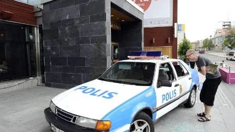 förstörd. Polisbilen, som i själva verket är en ommålad gammal Saab och ingår i Luleå Art Biennal, har väckt huvudbry hos förbipasserande under ett par veckor. Nu har den vandaliserats. "Det är jättetråkigt", säger arrangören Ricky Sandberg.Foto: Roland S Lundström