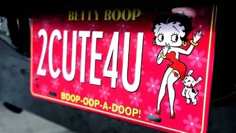 RIKTIGT GULD. Bilen väcker stor uppmärksamhet vart den än dyker upp och på bilutställningen i Jönköping var det många som ville fotografera vrålåket. Tecknade figuren Betty Boop pryder originalskylten baktill.