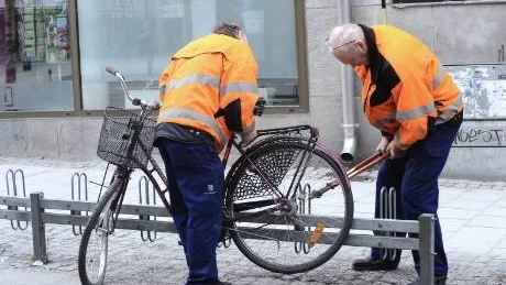 KNIPSAR. Flera av cyklarna som togs bort var av fina märken och bra kvalite´. -Folk verkar ha gott om pengar funderade Bosse och Bengt-Olov som hjälptes åt att klippa loss cyklarna.



Foto: Roland S Lundström