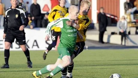 Steget före. Trots att spelet inte riktigt fungerade som Bodens BK ville kunde Erik Lantto och         hans lagkamrater besegra Infjärden med 2-1 i premiären av division II.Foto: LINDA WIKSTRÖM