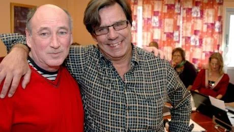 REVYRÄVAR. Stig Josfalt Bergman från Strängnäsrevyn är ordförande för LIS, Lokalrevyer i Sverige, och Jens Kristensen från Iggesundsrevyn ska regissera revy-SM på Pite havsbad i augusti. Nu är de på besök för att ta ut tävlingsbidragen. I bakgrunden skymtar Åsa Persson från Piteå, en av ledamöterna i LIS styrelse.