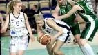 MUREN. Luleå Baskets Elisabeth Clausén och Louise Landmark körde fast i Skurus försvar. LBBK förlorade överraskande matchen med 64-71.