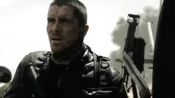 GRYMTAR. Christian Bale grymtar och spänner musklerna i Terminator salvation.
