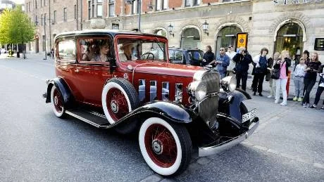 l I denna stiliga Chevrolet Phaeton från -32 färdades Hanna Jakobsson, Tina Hellgren, Josefin Bucht och Fahmida Khanom, samtliga från Naturvetenskapsprogrammet. Foto: PETRA ISAKSSON