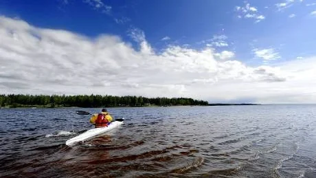 SMIDIGT. En havskajak väger inte mycket och är bara att slänga upp på biltaket och sedan köra ut till havet och paddla ut. Här paddlar Lars Brindt ut från hamnen i Hagaviken. Foto: Andreas Wälitalo