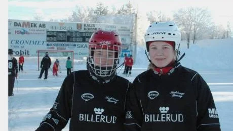 FLER. Instruktörerna Malin Sandberg och Jenny Lindbäck från Kalix/Karlsborg bandy vill locka fler till sporten.