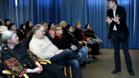SPECIELL HÄLSNING. Dan Swärdh underhöll besökarna på invigningen av Lärcentrum. Han pratade om hälsningsceremonier och hittade på en egen variant.
Foto: HÅKAN GIDLÖW