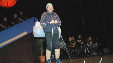 KRTISK. Med sin attityd lockar Rolf Engström till många skratt.  Foto: Britt-Louise Spets