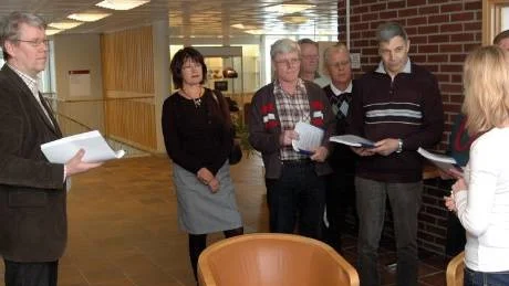SKÄRGÅRDSPROTEST. I januari 2007 uppvaktade skärgårdsgruppen mot en vindkraftpark i Piteå skärgård kommunstyrelsen. Nu lägger bolaget bakom planerna projektet på is tills vidare, men det är inte nedlagt.
Foto: Jonas Hansson
