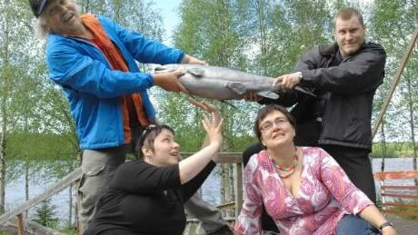FISKEKAMP. Kampen om laxen står i centrum när Bröt bjuder upp till sommarens föreställningar där bland annat Kjell Morin, Conny Lindgren, Karolina Johansson och Marianne Lindgren medverkar.