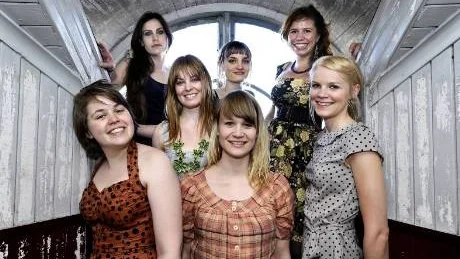 VIKTA FÅGLAR. Fr v: Elin Alexandra Sundström. Isa Landelius, Emma Westerberg, Josefin Wäppling Bernárdzon, Liv Landelius. Lenita Andersson, Sara Wohlin Zerpe.