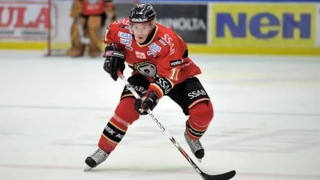Jonas Almtorp, på väg bort.