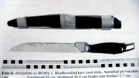 BLODIG KNIV. Kniven på bild hittades av polis i en av de misstänktas bil strax efter att de gripits.FOTO: POLISEN