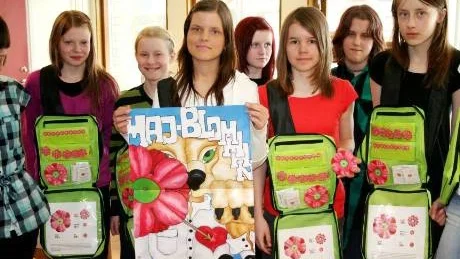 STORSÄLJARE. I år är det 101 år sedan barn började sälja majblomman. Barnen får speciella väskor som gör det enkelt att hålla reda på allt.