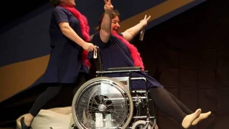HOPPAR IN. Birgit Sandin och Maria Sköld får hoppa in som dansande drottningar när revyns ordinarie dansare är på fika.