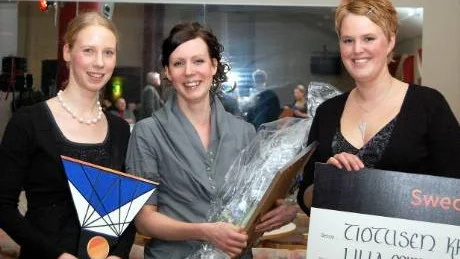 PRISADE. Lilla Miraklets förskola vann pris som som Årets unga företagare. 
Frauke Sontberg, Helena Nyberg och Jenny Rimforsen tog emot blomster, ära och 10.000 kronor.