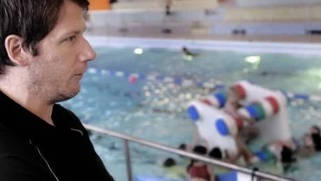 GODA SIMMARE. Runt 90 procent av barnen i årskurs 3 kan simma och det är ett bra betyg tycker badmästaren Hans Funck i Pontusbadet. Han tycker att barnen är duktiga och menar att de flesta skolor har bra möjligheter att få komma till badhus.
