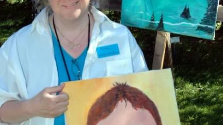 ÅDRAN. Elaine Lundberg, från Ådran med sina tavlor i Solanderparken.