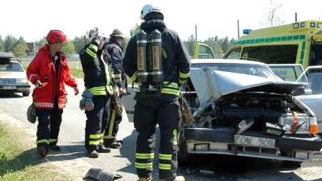 RÄDDNINGSTJÄNSTEN. Ett stort antal brandmän kom till olycksplatsen.