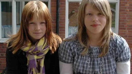 LOTTERI. För varje år på högstadiet som Emma Ölund och Matilda Andersson håller sig tobaksfria deltar de i ett lotteri där de kan vinna fina priser. Foto: Anneth Eriksson