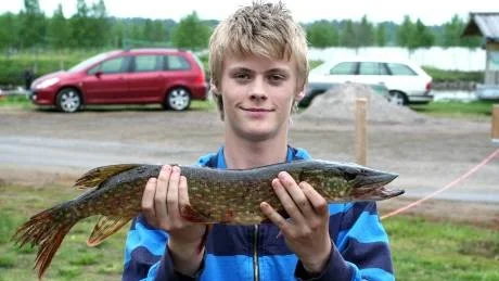 MEST MISSADE NAPP. Fjortonårige Martin Berglund från Näsbyn kämpade på tappert. Han hade på åtta gäddor som alla släppte. Men tio minuter innan slutsignalen fick han på den här. Den vägde 1.456 gram och gav honom en sjunde plats.
