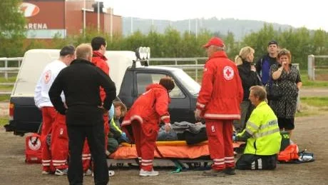 ORO. När Mutola Bob och skötaren Ann Wennberg kom ner till stallbacken blev hästen skrämd och sparkade Wennberg ur sulkyn. Ann Wennberg ådrog sig skallskador och transporterades till Sunderby sjukhus. Foto: Maria Holmén