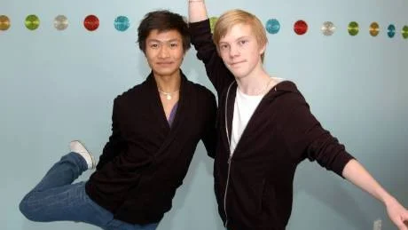 UNGA DANSARE. Prayun "Jon" Kaikaeo från Ersnäs och Mattias Johansson från Bergsviken är båda 16 år och har precis gått ut Christinaskolans dansklass i Piteå. De fortsätter nu sin dansutbildning på Kungliga svenska balettskolan i Stockholm. Foto: Jonas Hansson