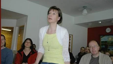 KÄMPAR. Först lade de ner högstadiet nu kan det vara dags igen. Monika Säfström,  förälder i Skolrådet, litar inte på politikerna men är beredd att kämpa.  Foto: B-l Spets
