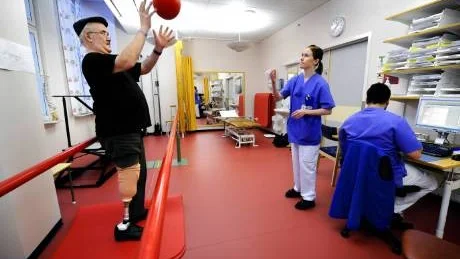 BOLLTRÄNING. Rolf Nilsén och bollar hör inte ihop. Här får han dock använda en boll då han under sjukgymnasten Åsa Jonssons ledning tränar upp balansen.