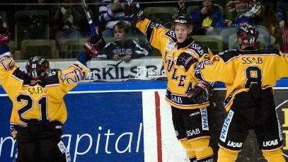 hjälten. Jonas Almtorp gjorde en mycket bra match och belönades med att bli matchvinnare efter att helt på egen hand gjort 2-0 i numerärt underläge. Segern var Luleås tredje mot Frölunda den här säsongen.Foto: SCANPIX