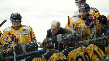 BEsvikelse. Hela Luleå Hockey med tränare var väldigt upprörda efter matchen, som avgjordes i den första perioden.Foto: SCANPIX