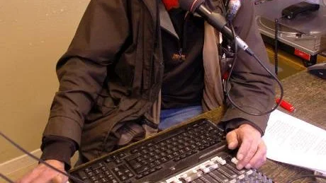JA, KÄRA LYSSNARE. En julafton bakom mikrofonen på Bodens närradio. Bosse Westin spelar önskelåtar och tar emot samtal från lyssnarna. Foto: HÅKAN ZERPE