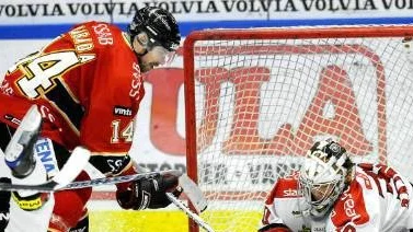 MÅl! Martin Chabada gjorde sitt första mål på mer än två månader och var strålande glad efteråt. Dessutom vann Luleå Hockey mot Modo och leder serien för första gången på tolv år. Foto: ANDREAS WÄLITALO