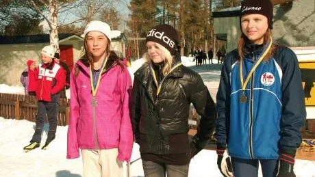 I KALLAS SPÅR. Vendela Henriksson, Tunaskolan, Tove Landström, Ringelskolan och Vendela Sandström, Brönjaskolan, tävlade i Flickor åk 6.
