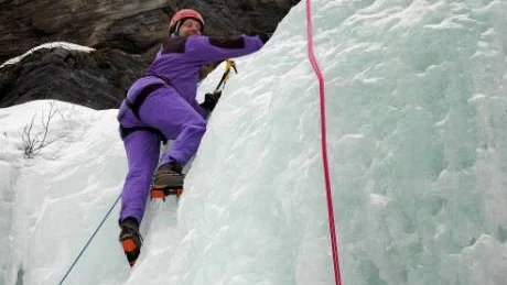 ÄNTLIGEN UPPE. Vad kan vara bättre än att fira sin 50-årsdag klättrande på Silverfallet i Abisko? Inte mycket, tyckte Dave Svensson från Örnsköldsvik som glatt pinnade på uppför isväggen.