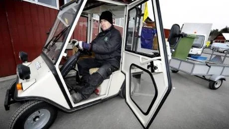 TYST OCH FIN. "Det är lätt att kliva in och ur elbilen. Och så är den så tyst", säger Mikael Eriksson.