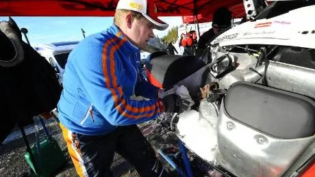 NATURENS LAG. Bästa sättet för Nicklas Degerbjörk, Kiruna, var att kyla motordelarna med snö. Han mekade åt sonen Jesper som körde i klassen 14-16 år.