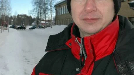 BESVIKEN. Petri Storlöpare, Pålkem, vars 9-åriga dotter får åka 18 mil skolskjuts till skolan är besviken.