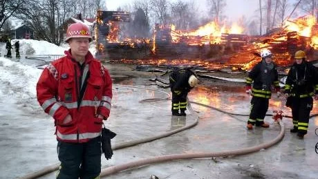 TIDIG MORGON. Räddningsledare Per Isaksson konstaterar att larmet kom klockan 5.18 på morgonen och att det var för sent att rädda huset då man kom fram till platsen.