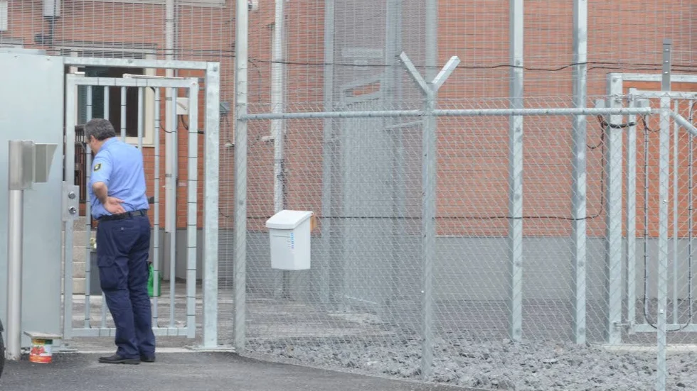 Hårdare bevakning. Nu för tiden sker alla in och utsläpp via centralvakten.